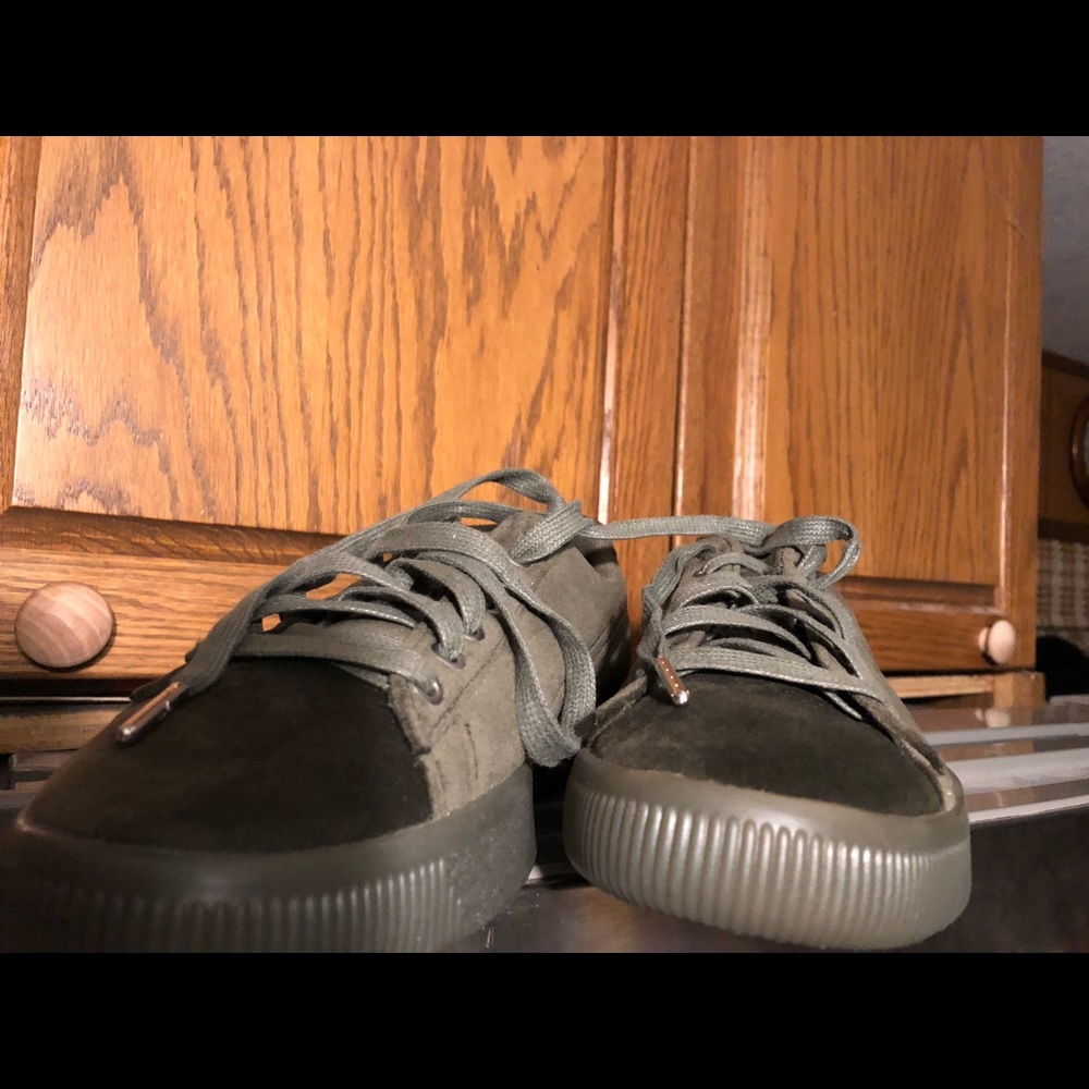 Rare Clyde Signature Velvet Forest Green Puma Sneakers -427 $80 or $75 w/offer
